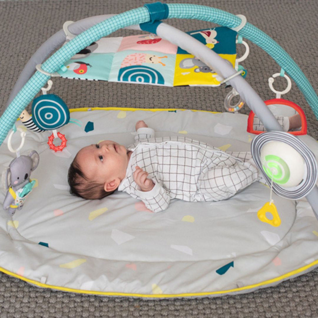 Alfombra acolchada gigante para bebé con actividades de Taf Toys -  chicBebits